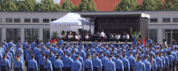 Vereidigung von rund 300 Anwärterinnen und Anwärtern