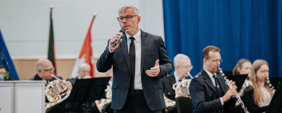 Rainer Grieger, ehemaliger Hochschulpräsident, verabschiedete sich mit einem musikalischen Beitrag ganz persönlich von den Anwärterinnen und Anwärtern, die er selbst miteingestellt hat.