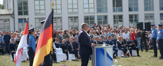 Minister des Innern und für Kommunales Michael Stübgen (CDU) bei seiner Festrede