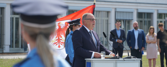 Minister des Innern und für Kommunales Michael Stübgen (CDU) bei seiner Festrede