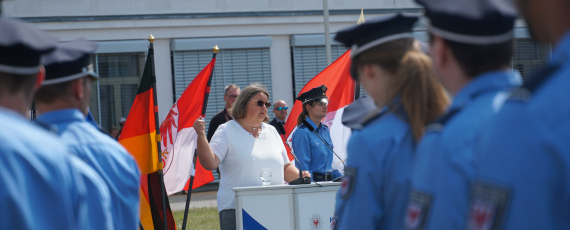 Brandenburgs Polizeiseelsorgerin Beate Wolf richtet ein paar Worte an die künftigen Polizistinnen und Polizisten