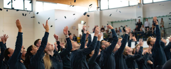 Endlich ist es soweit: der Schulterklappenwurf zur Ernennung Zeugnisübergabe Herbst 2025
