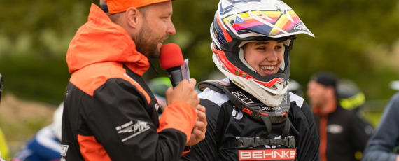 Marlene josefine Werner nach dem Rennen bei einer Siegerehrung